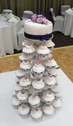 Traditionally iced 6” top tier cake & your choice of cupcakes