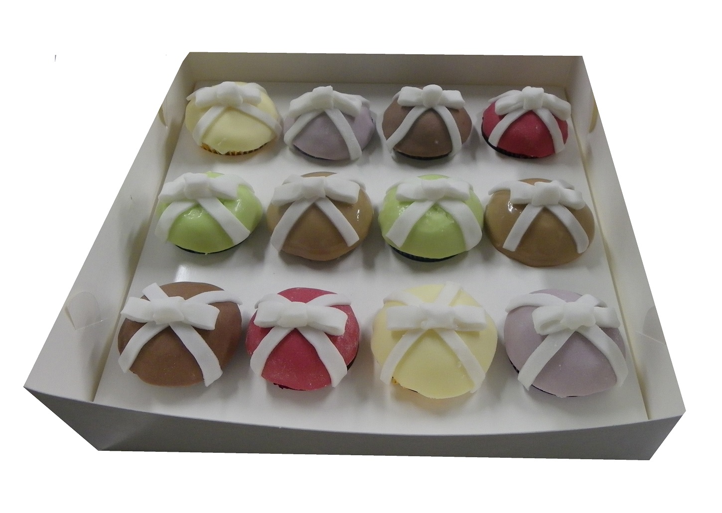 12 Elegantly Gift Wrapped Cupcakes