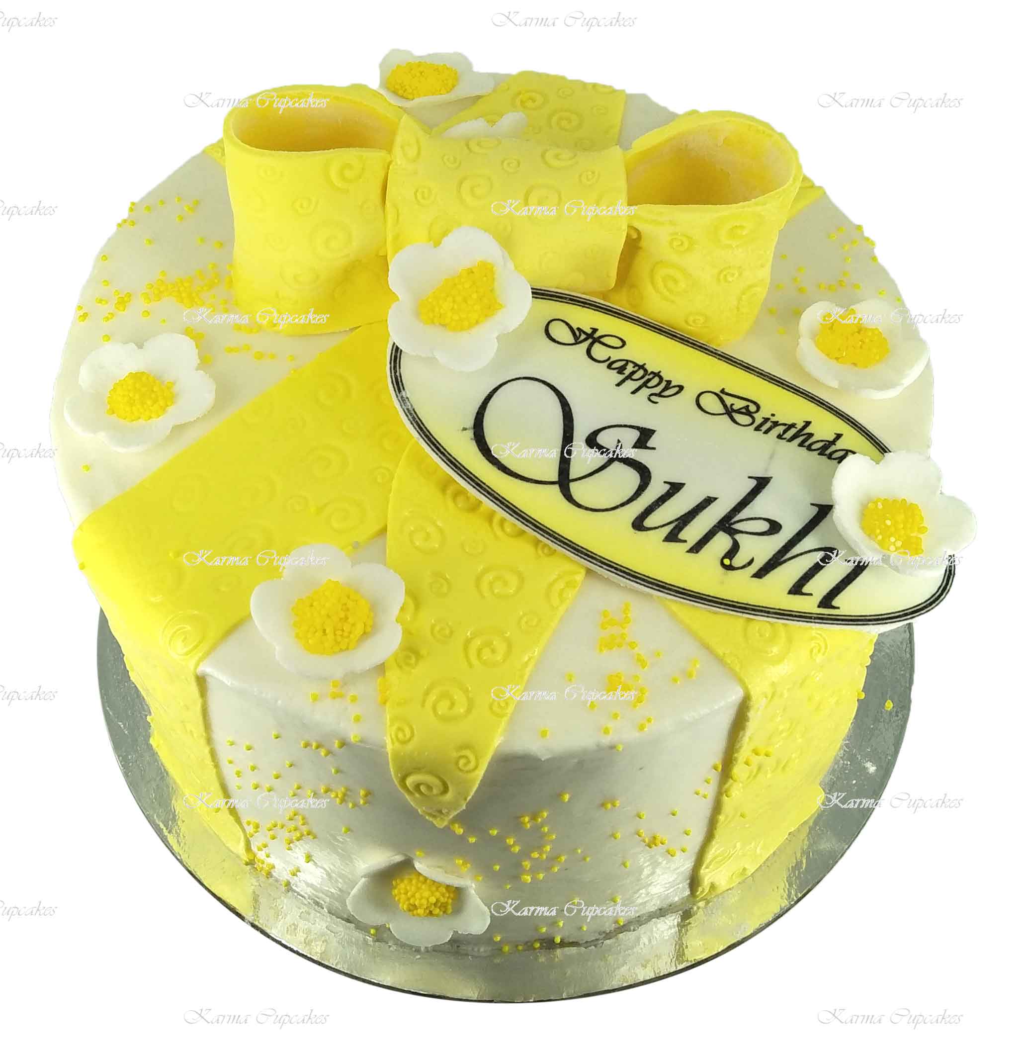 Yellow-edible-ribbon-and-flowers-happy-birthday-edible-nameplate
