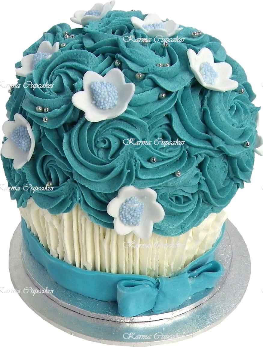 Blue-and-white-giant-cupcake-with-white-flowers-copy