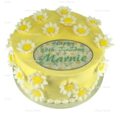 Yellow-iced-cake-with-yellow-daisies